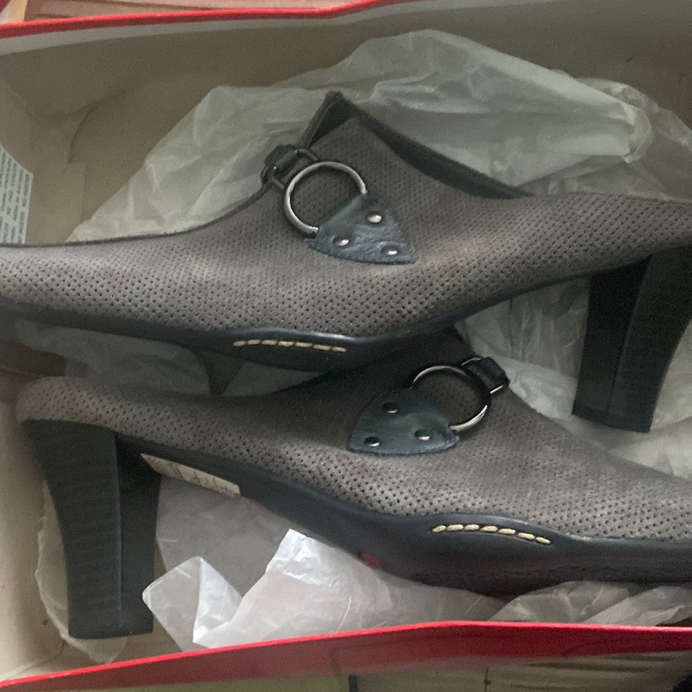 Brand: AEROSOLES